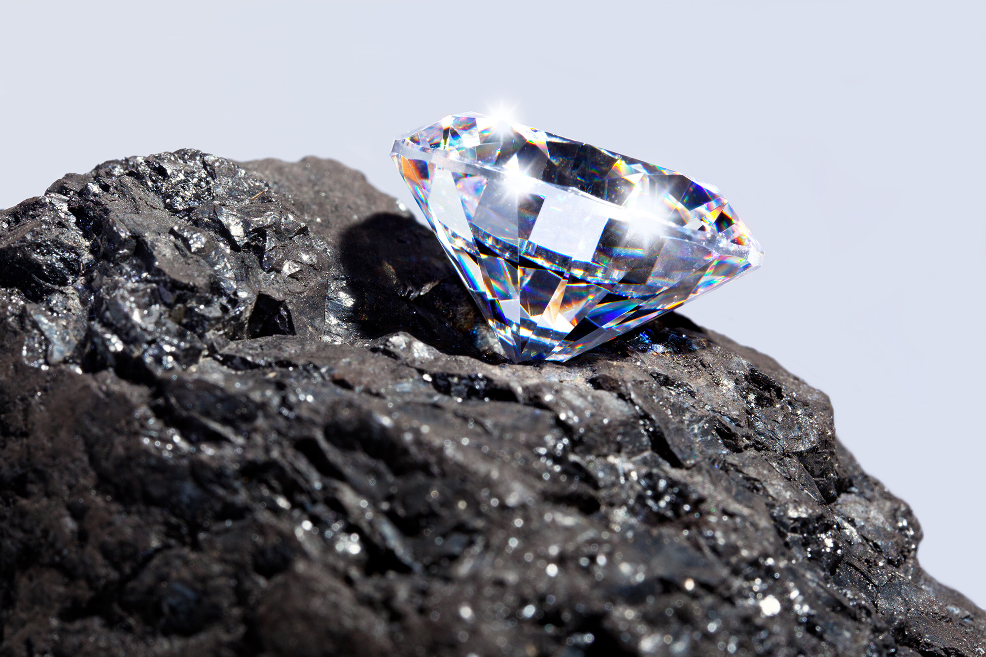 Найти алмаз среди. Алмаз Горная порода. Де Бирс Алмаз. Алмазы в природе.